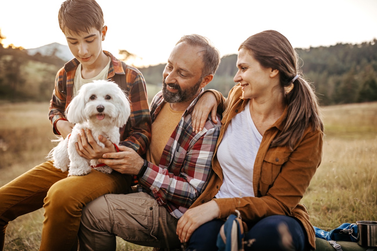 Family with aging dog