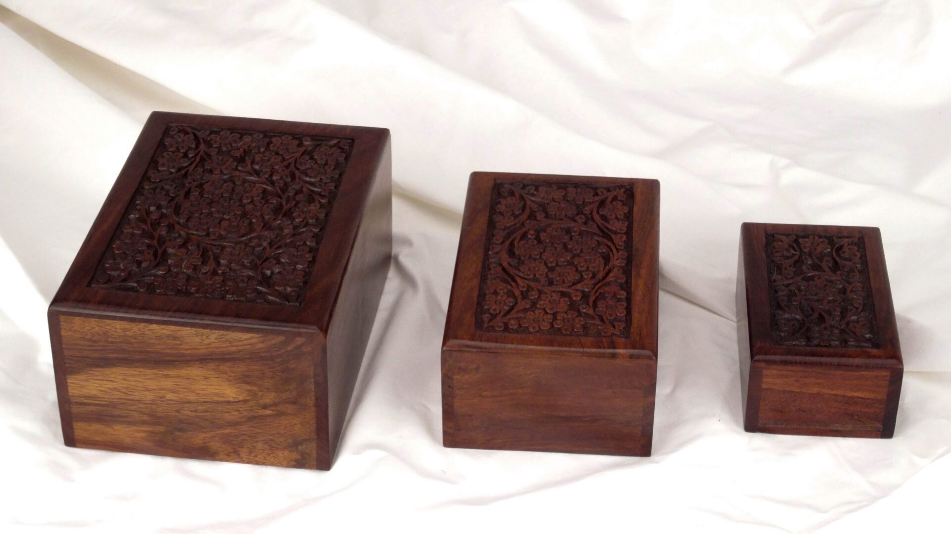 Wood Urn: Carved Sheesham Urn - Image 2